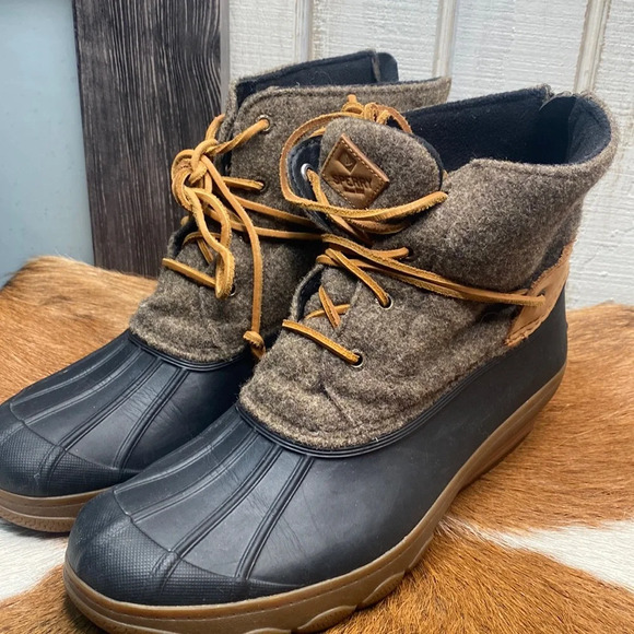 Womens Sperry winter boots size 9.5 check them out very nice thanks 🙏 - Picture 1 of 7